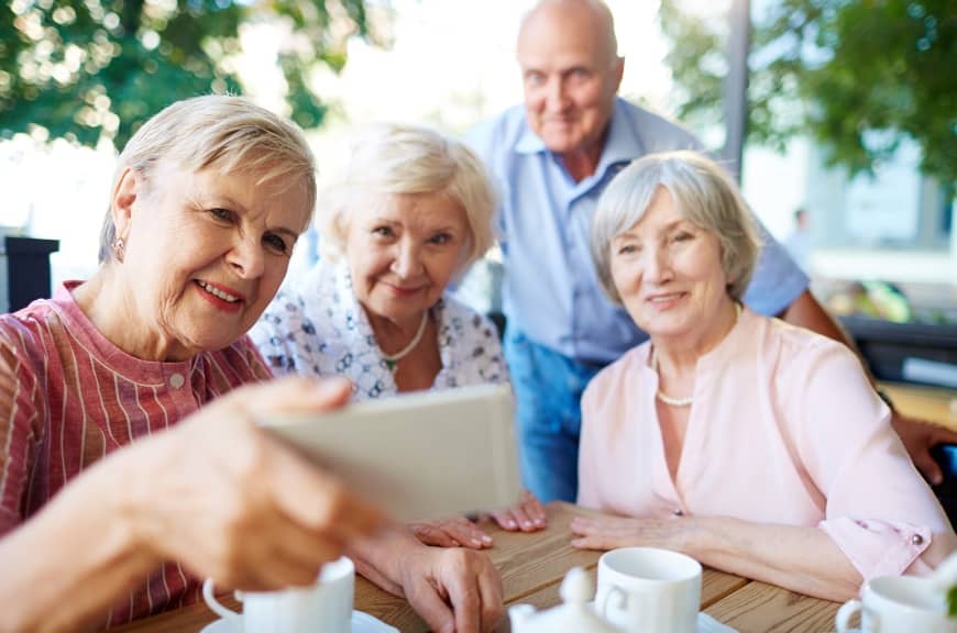 Les avantages d’une vie sociale active en résidence séniors | Clinalliance | Résidences seniors