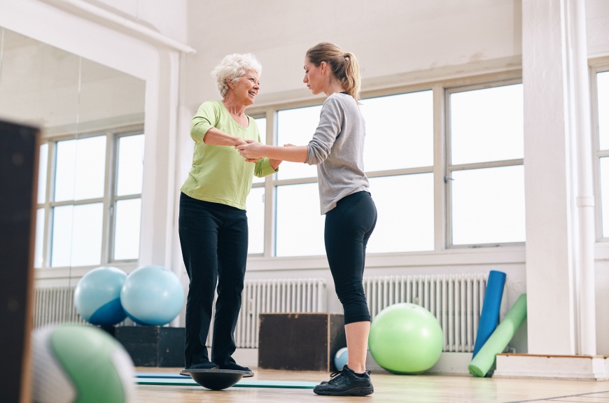 Les actions de Clinalliance pour améliorer l’équilibre physique des seniors en Ehpad